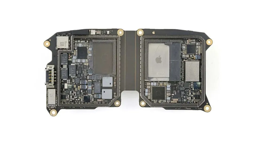 Vision Pro 的主板，左側(cè)為 R1 芯片，右側(cè)為 M2 SoC｜iFixit